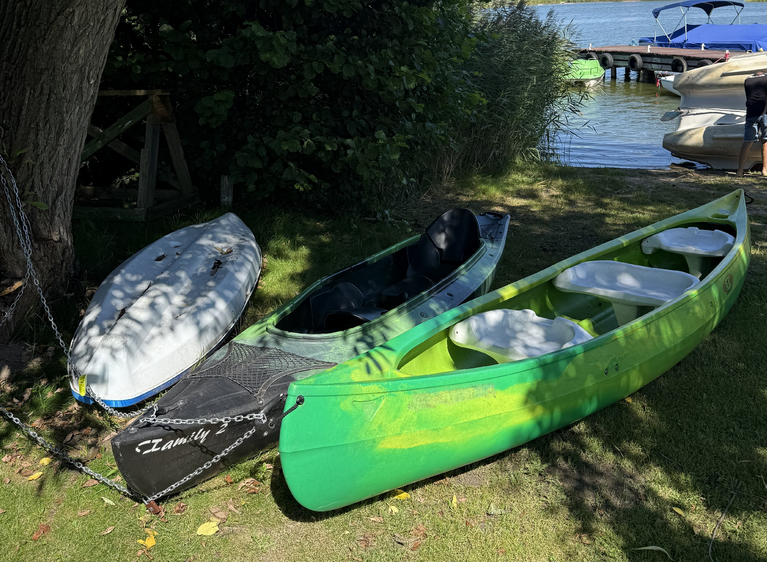 Kajaki z bazy wodnej mos oraz deska SUP