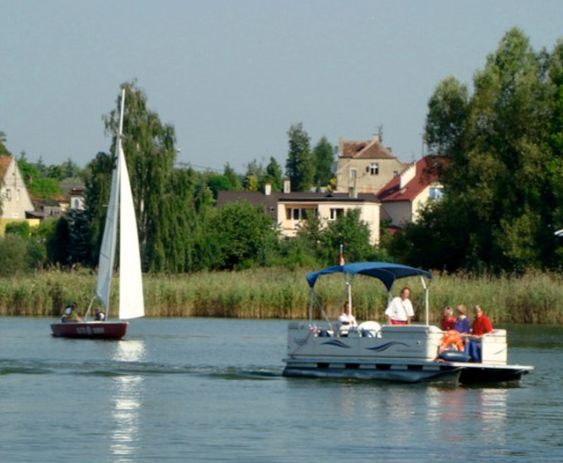 Zdjęcie przedstawia statek oraz żaglówkę z bazy wdonej MOSu